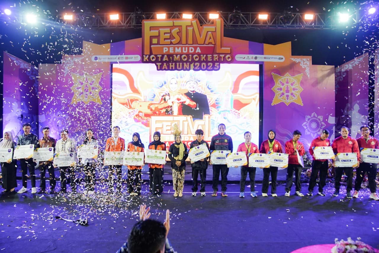 Ning Ita Beri Beasiswa Ratusan Pemuda Berprestasi dan Bonus Atlet Berprestasi