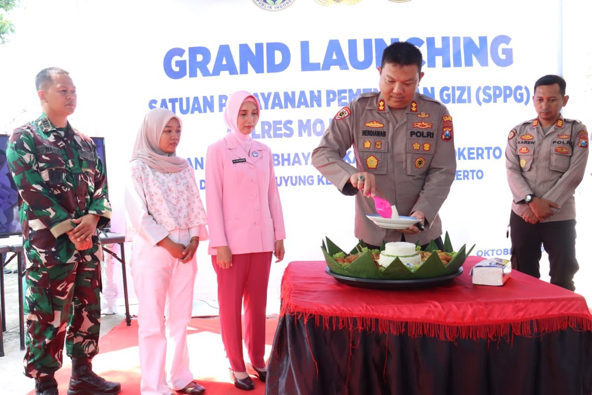 IMG-20251030-WA0019 Kapolres Mojokerto Kota Resmikan SPPG, Dukung Penuh Program Makan Bergizi Gratis