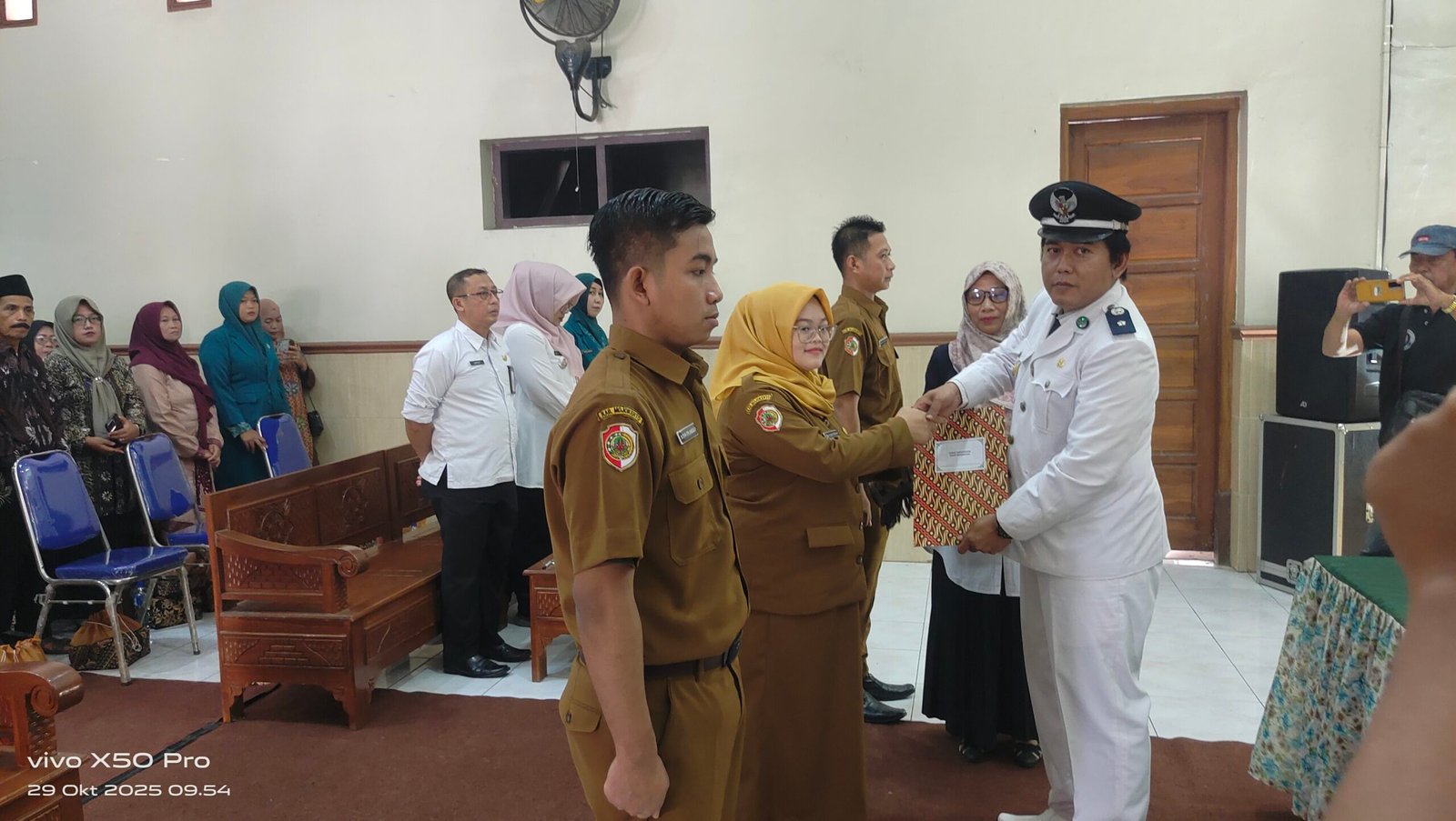 IMG_20251029_095413 Kepala Desa Medali Lantik 3 Perangkat Desanya