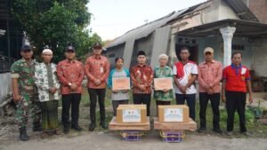Bupati Albarra Serahkan Bantuan Material Dan Sembako Untuk Korban Angin Ribut Di Mojokerto