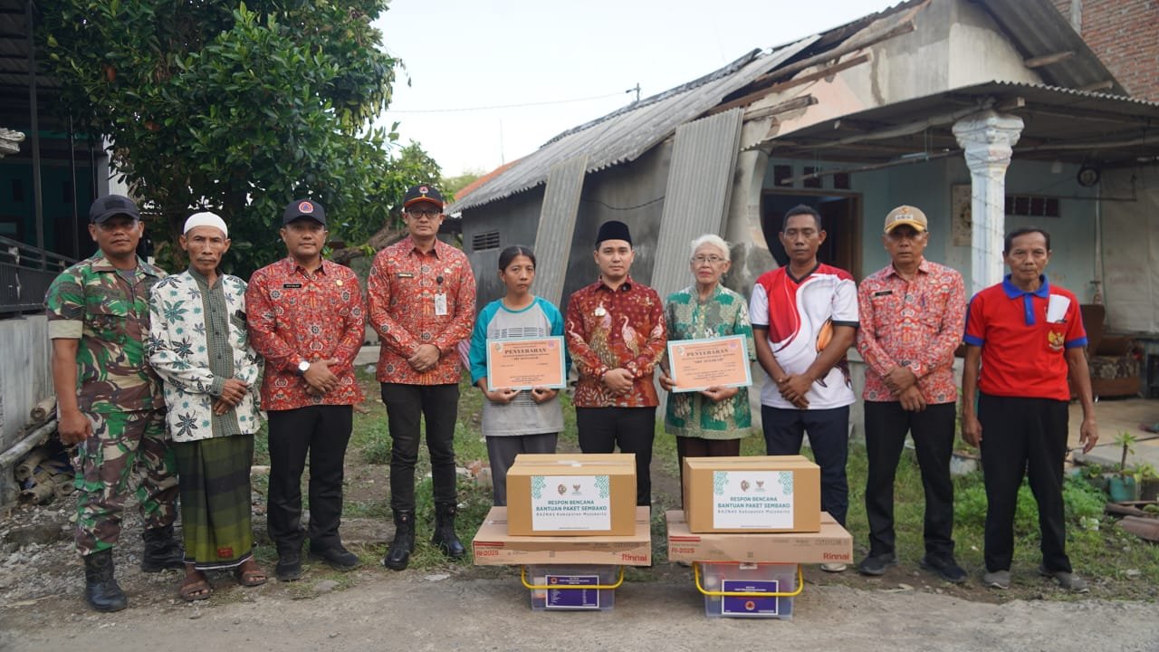 Bupati Albarra Serahkan Bantuan Material Dan Sembako Untuk Korban Angin Ribut Di Mojokerto