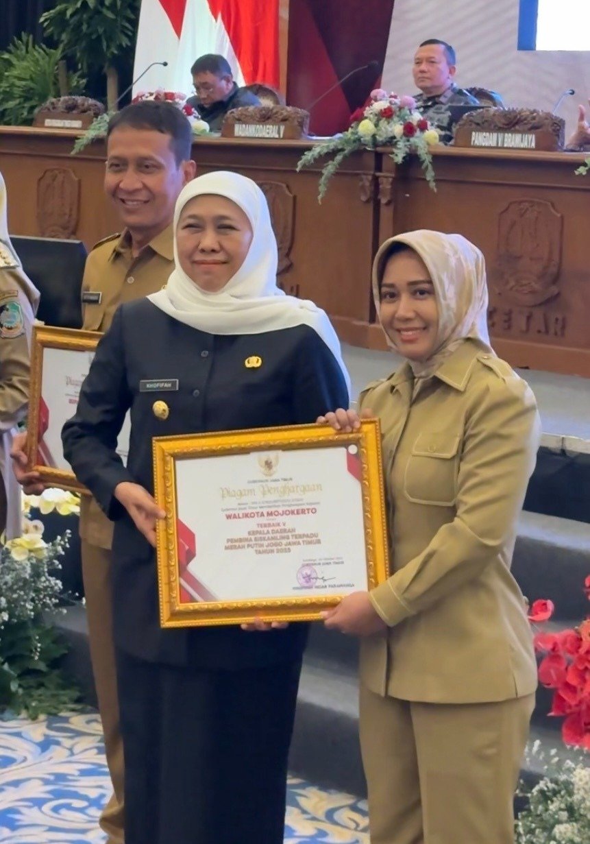 Berhasil Bangun Keamanan Lingkungan, Ning Ita Raih Penghargaan Pembina Siskamling Terbaik V Jatim 2025