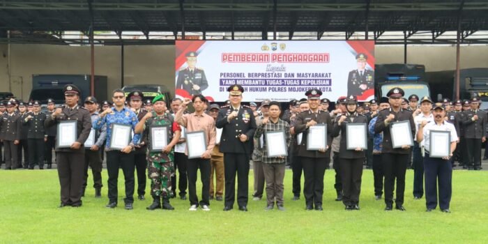 Kapolres Mojokerto Kota Beri Reward Personel Berprestasi Dan Masyarakat