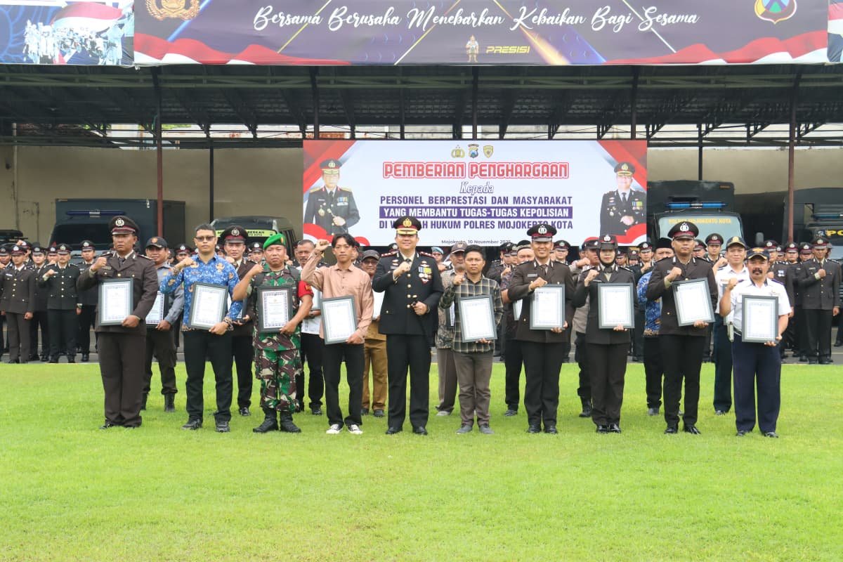 Kapolres Mojokerto Kota Beri Reward Personel Berprestasi Dan Masyarakat