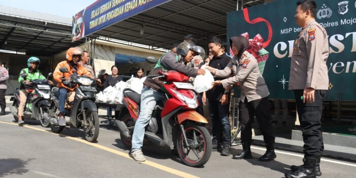 Bagikan 100 Paket Sembako, Kapolres Mojokerto Kota Sarapan Bareng MSP dan Ojol