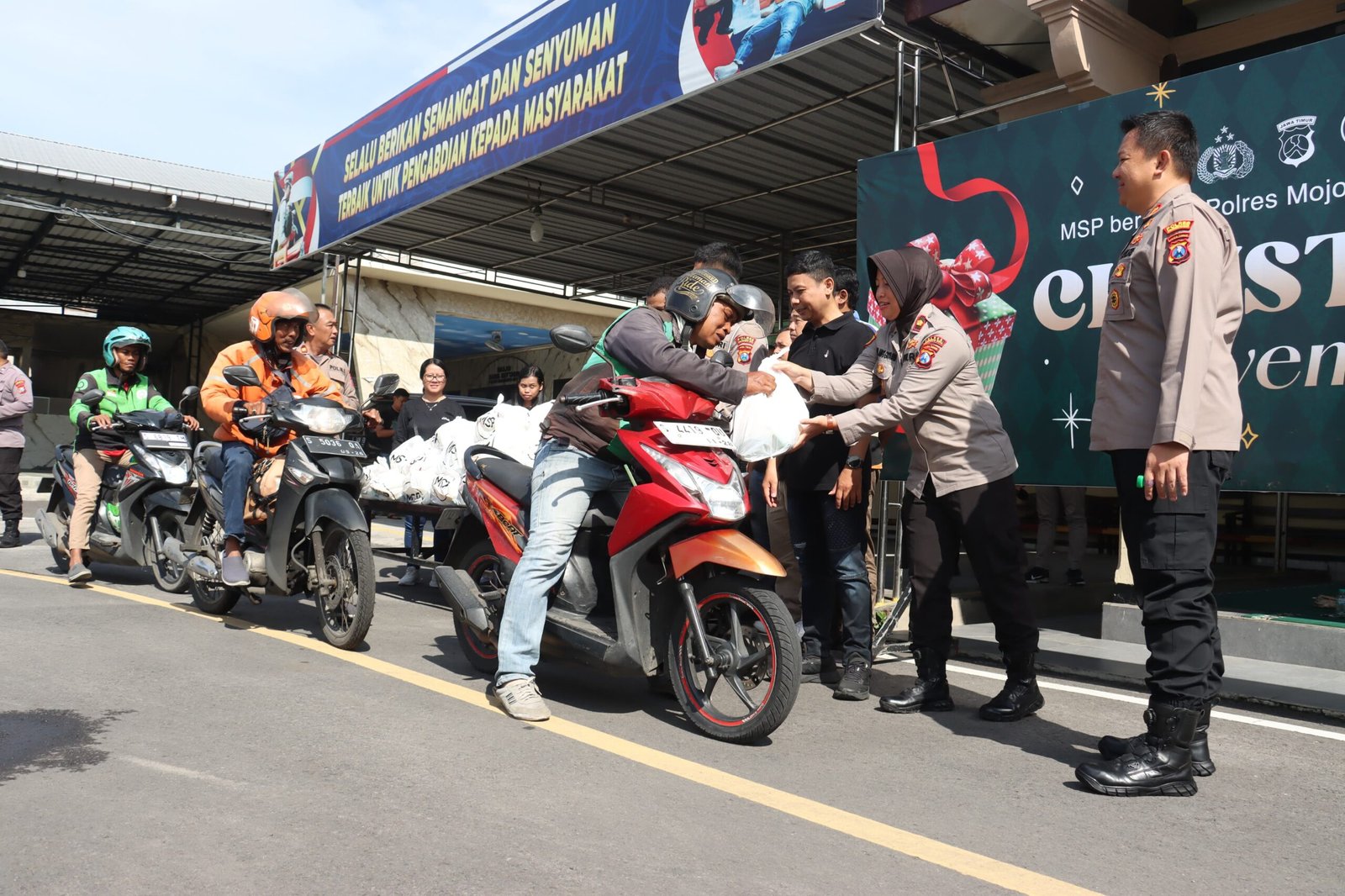 Bagikan 100 Paket Sembako, Kapolres Mojokerto Kota Sarapan Bareng MSP dan Ojol