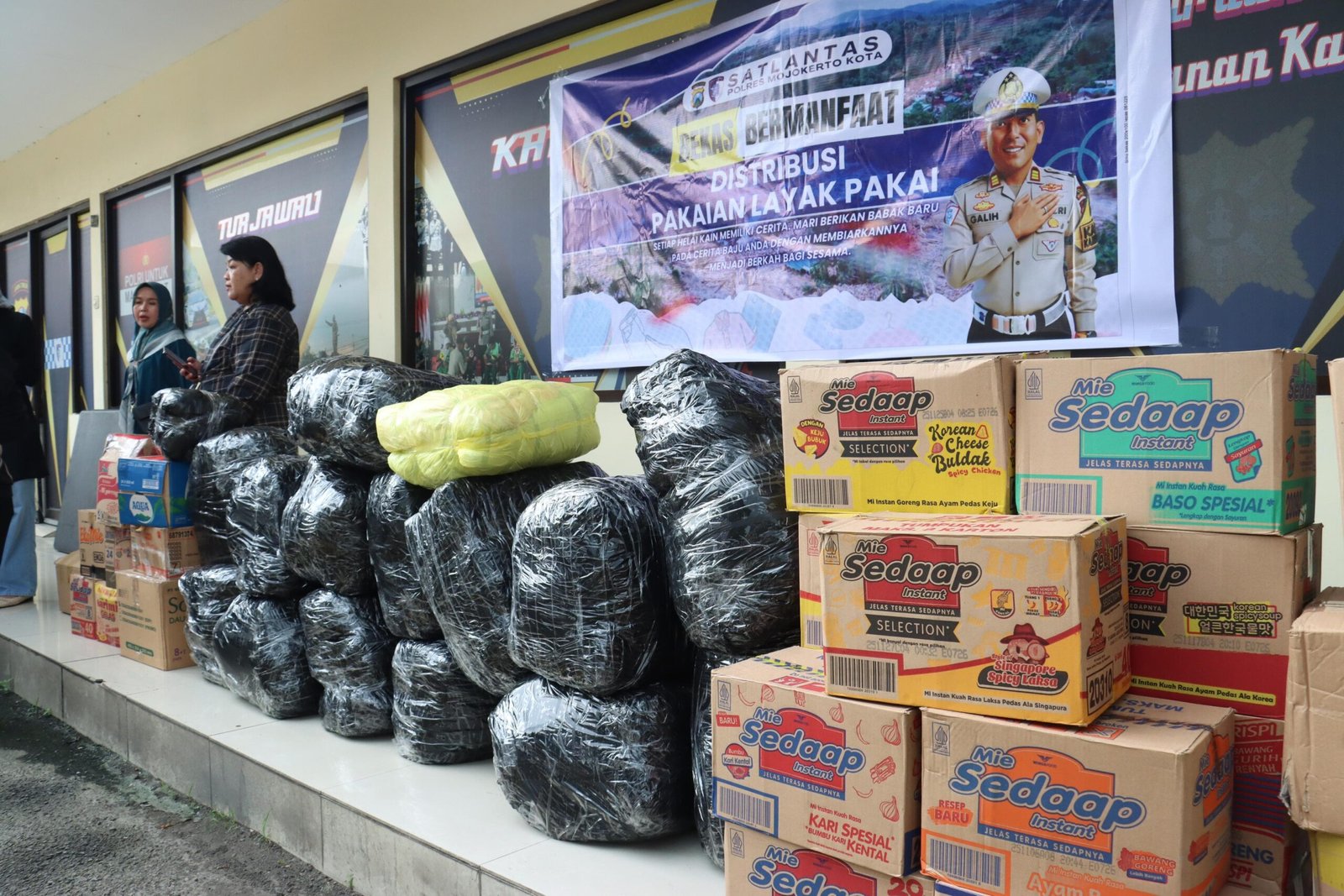 Peduli Bencana Sumut, Aceh dan Sumbar, Satlantas Polres Mojokerto Salurkan Paket Bantuan Korban