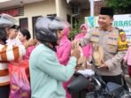 Berbagi Berkah Ramadan, Kapolres Mojokerto Kota Bersama Ketua Bhayangkari Bagikan Takjil untuk Masyarakat