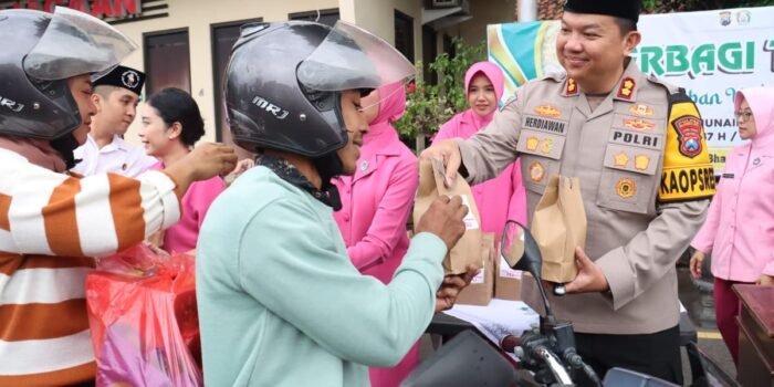 Berbagi Berkah Ramadan, Kapolres Mojokerto Kota Bersama Ketua Bhayangkari Bagikan Takjil untuk Masyarakat