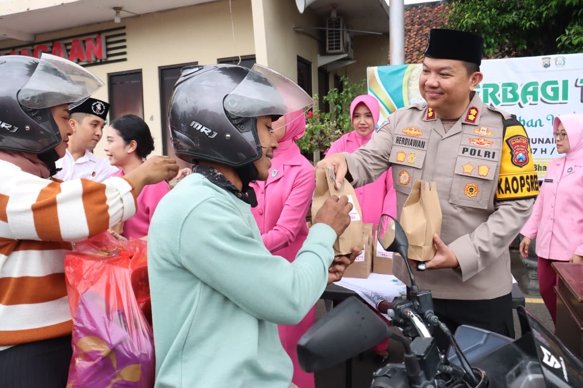 Berbagi Berkah Ramadan, Kapolres Mojokerto Kota Bersama Ketua Bhayangkari Bagikan Takjil untuk Masyarakat
