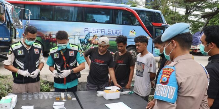 Polres Pelabuhan Tanjungperak Test Urine Sopir Truk dan Bus Jelang Mudik Lebaran