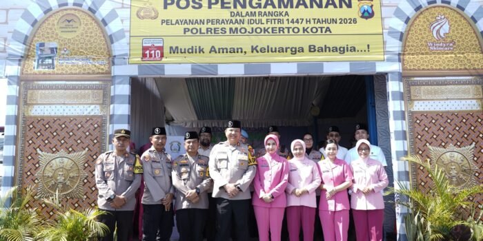 Berikan Dukungan dan Motivasi, Kapolres dan Ketua Bhayangkari Mojokerto Kota Kunjungi Pos Pelayanan Mudik Lebaran