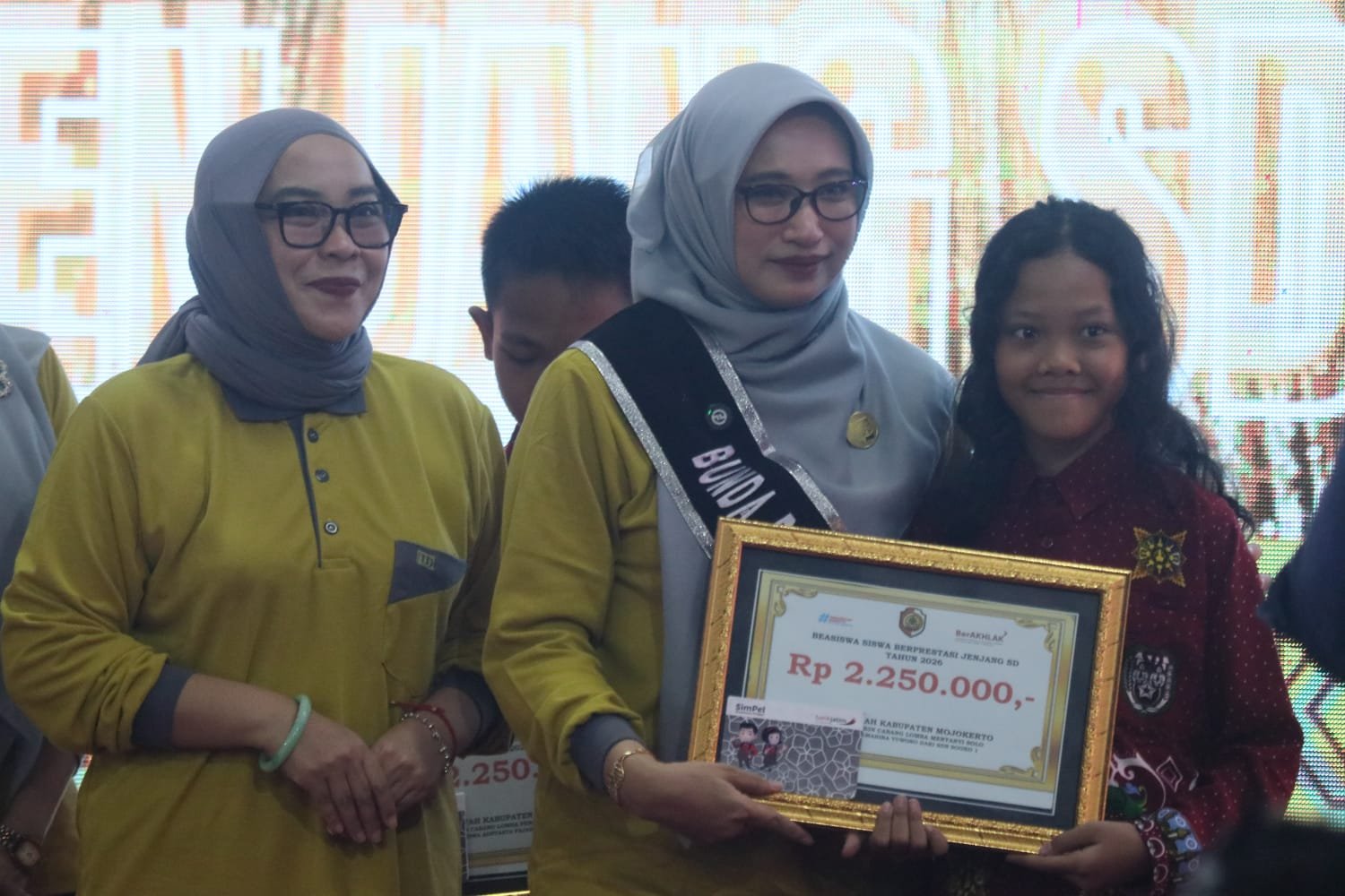 Komitmen Bangun SDM, Pemkab Mojokerto Salurkan Beasiswa dan Gaungkan Literasi di HAN 2026