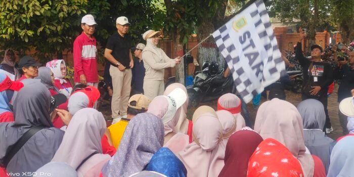 Jalan Sehat HUT Ke-64 PWRI, Ning Ita Ajak Lansia Jaga Kesehatan dan Semangat Pengabdian