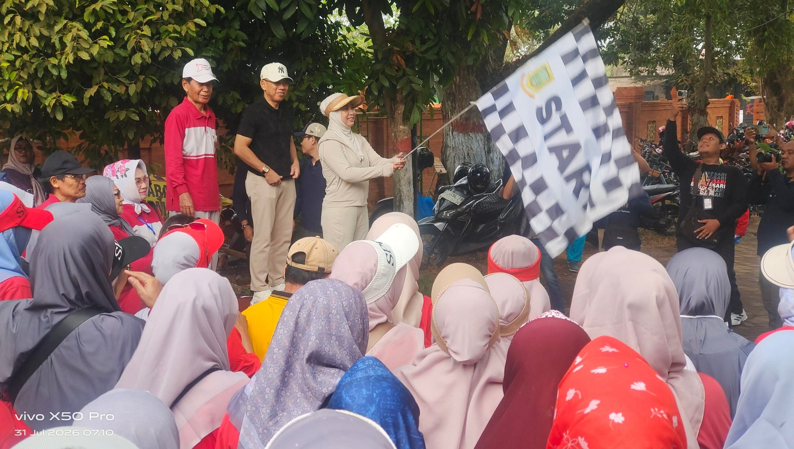 Jalan Sehat HUT Ke-64 PWRI, Ning Ita Ajak Lansia Jaga Kesehatan dan Semangat Pengabdian