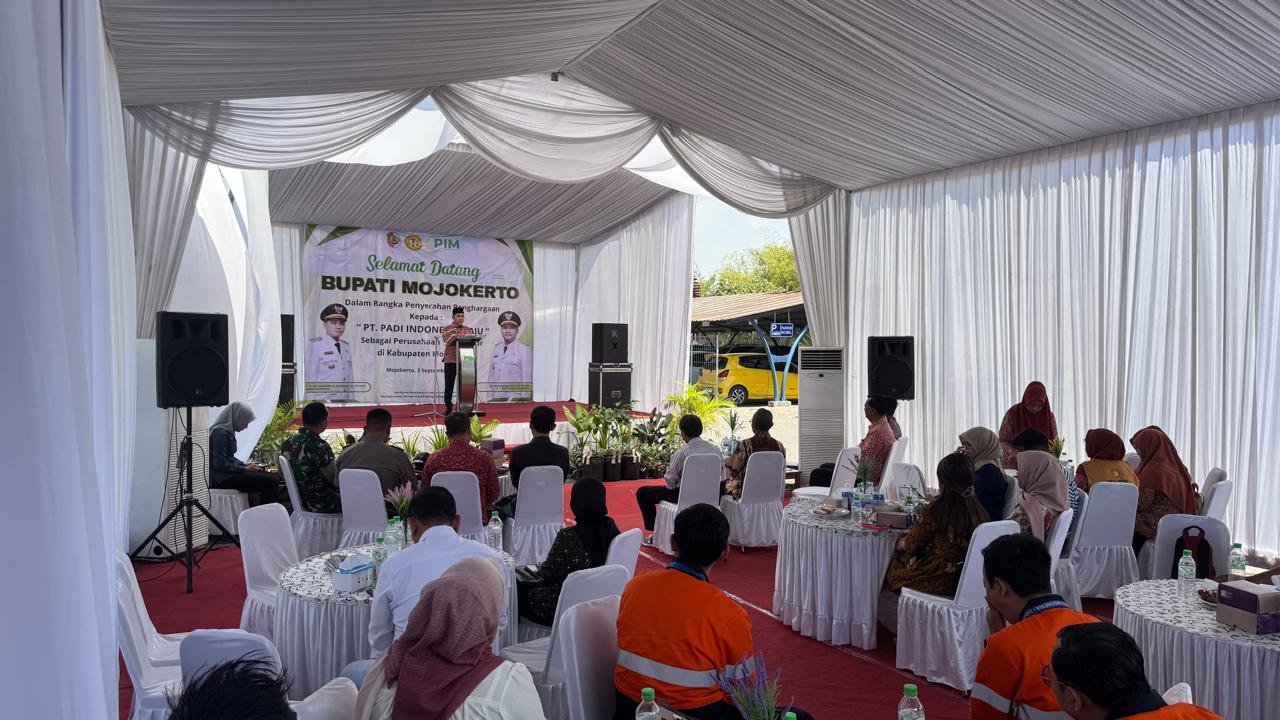 PT Padi Indonesia Maju Raih Penghargaan Perusahaan Tertib Ukur dari Bupati Mojokerto