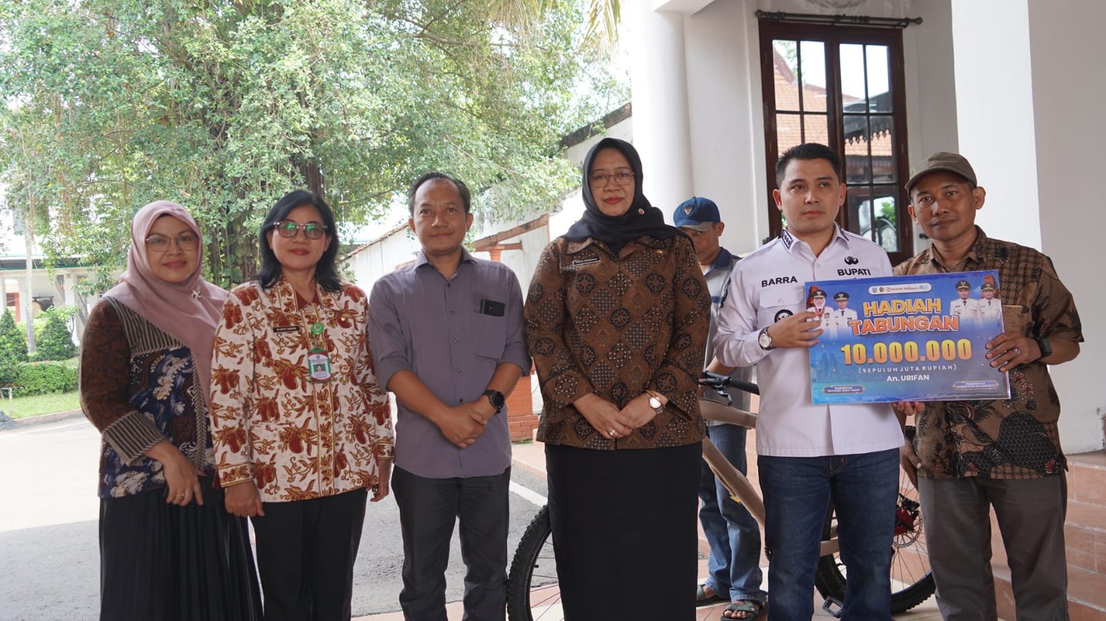 Targetkan Kepatuhan Meningkat, Gus Barra Serahkan Hadiah Undian Pajak